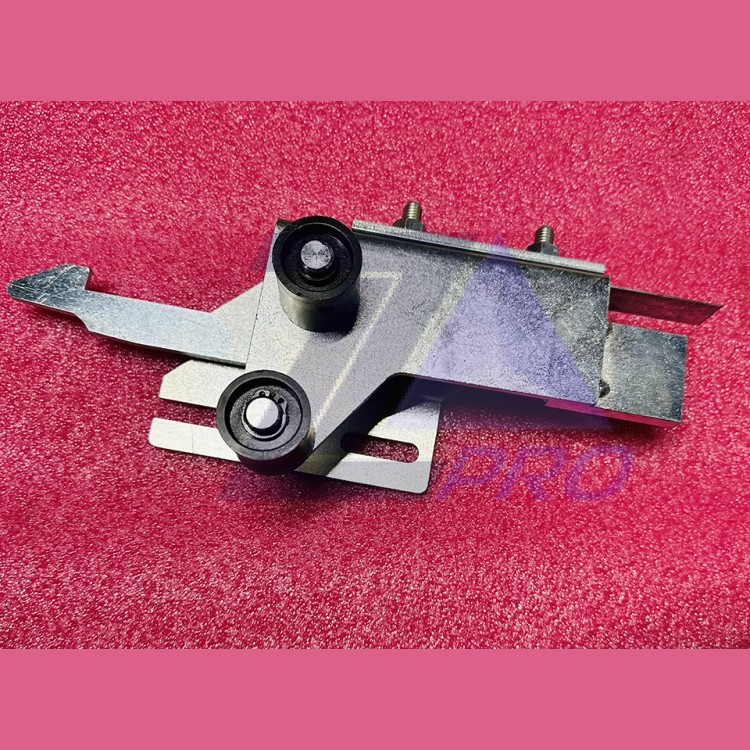 Замок двери шахты Q=400кг правый 0411К.26.01.090 КМЗ