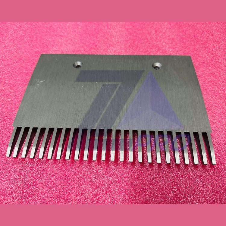 Гребенка центральная 24 зуба траволатора 606NCT 203х150мм GAA453BV1 Otis